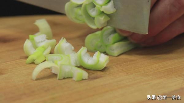 西蘭花炒豆芽怎麼做才好吃,廚師長教你正確做法,清脆爽口又翠綠 西蘭花炒豆芽怎麼做才好吃,廚師長教你正確做法,清脆爽口又翠綠