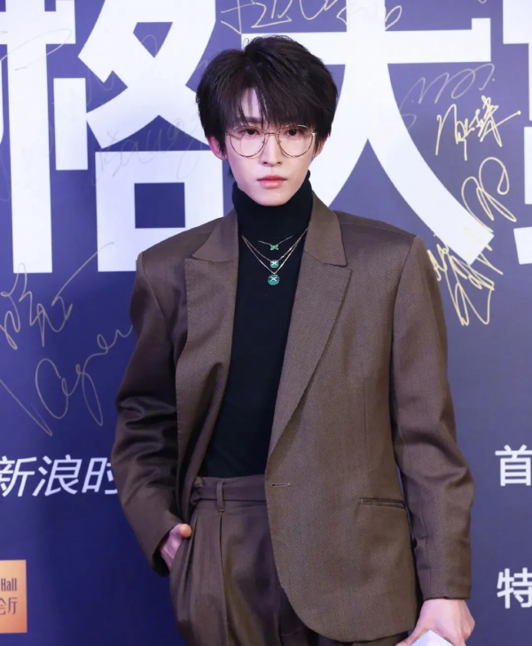 又來紅毯！林允這次有點美，陳數身材盡顯，但都不如陳都靈的綠裙