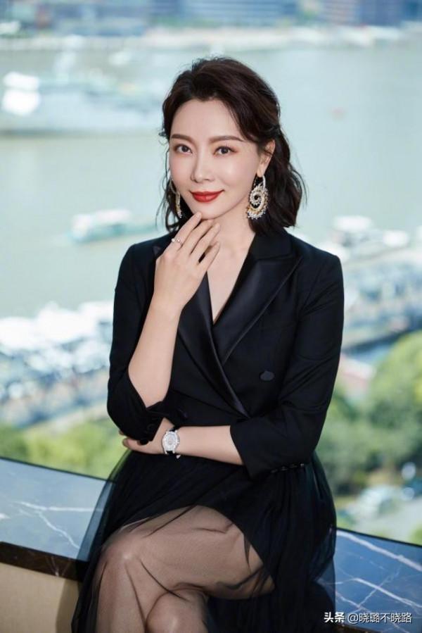 真正見過世面的女人，穿西裝外套不會配小黑褲，看陳數就知道了