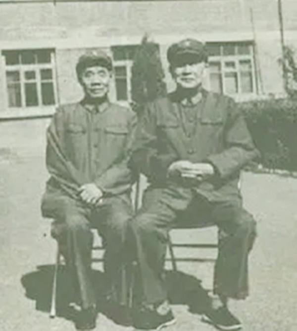 建國後,開國中將榮歸故里,見跛腿哥哥在門口迎接,頓感不妙 建國後,開國中將榮歸故里,見跛腿哥哥在門口迎接,頓感不妙