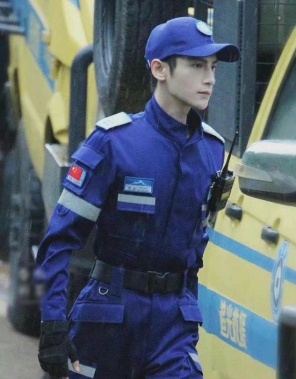 羅雲熙新劇造型引關注，和刑偵小說男主適配度好高，下頜線太優秀