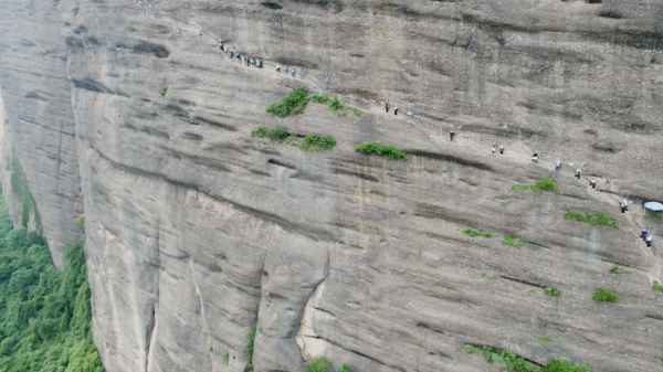 一輛房車一條狗，自駕400天，遊遍多半中國，每天吃住在車上