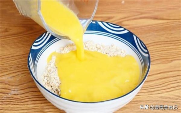 麥片新做法，淋入3個雞蛋，筷子一攪，太香了，出鍋全家人搶著吃