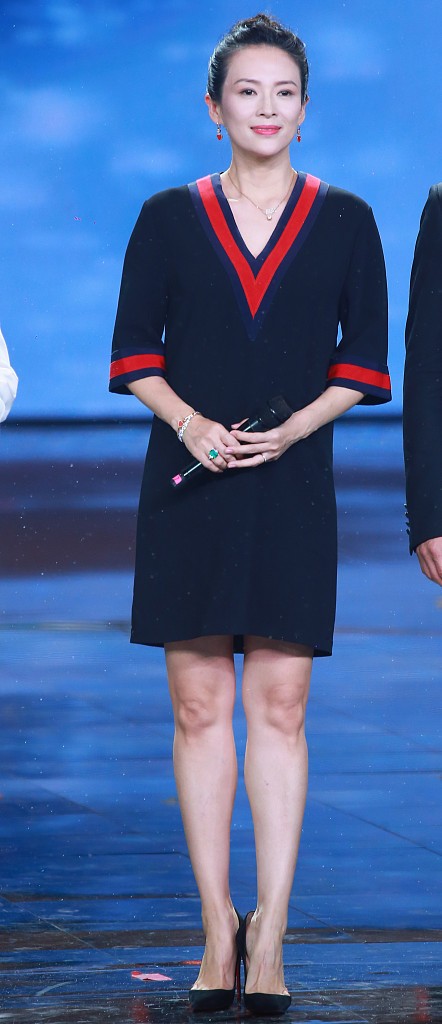 章子怡15年前舊照曝光，穿豔粉色的衣服也不俗氣，走動時太靈動了