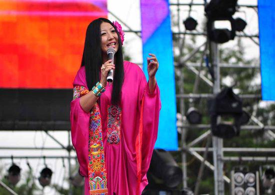 楊二車娜姆：和外交官相戀7年，成名後為母親蓋房，56歲未婚無子