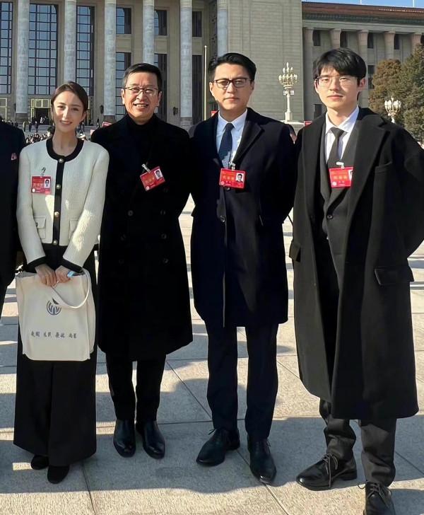 佟麗婭變“央視臉”參加大會造型封神!穿小香風拍大合照,大逆襲 佟麗婭變“央視臉”參加大會造型封神!穿小香風拍大合照,大逆襲