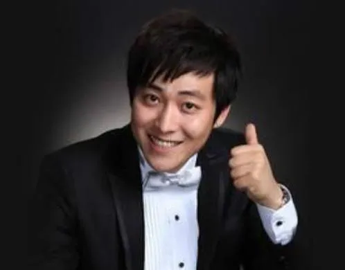 過氣主持人的卑微：沒工作、蹭朋友熱度、縣城混商演，一地的尷尬