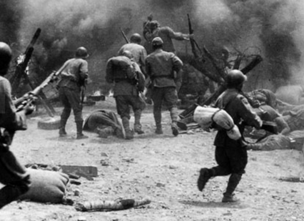 臺兒莊戰役有多慘烈？馬伕上陣殺敵，自炸退路背水一戰！戰爭片