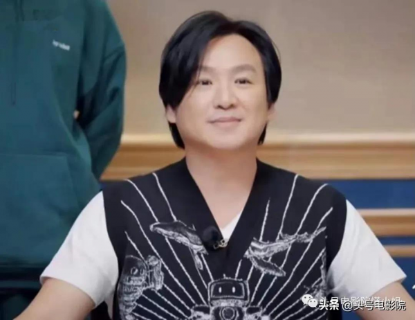 53歲“古惑仔”發福現身，陳小春倒茶叫他大哥，張柏芝第一個男人