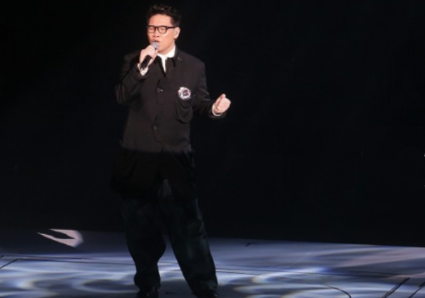 96歲樂壇教父開演唱會，眾星捧場星光熠熠，周慧敏與黃凱芹合影