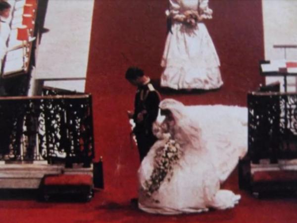 戴安娜行屈膝禮優雅得像仙女,卻在泰國行錯了禮,梅根行禮像侍女 戴安娜行屈膝禮優雅得像仙女,卻在泰國行錯了禮,梅根行禮像侍女