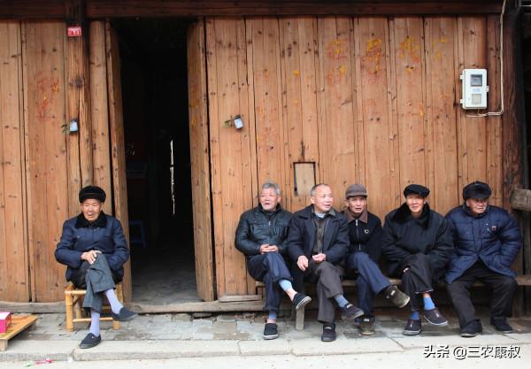 農村的村口為何每天都可以坐滿人？他們聚集在一起聊些什麼？