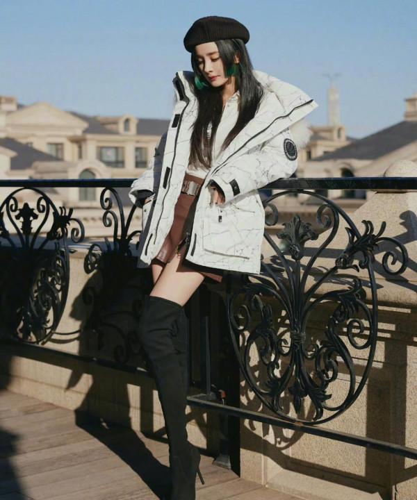 楊冪綠色挑染公主切造型，時尚又個性；貝雷帽點綴，高階感十足