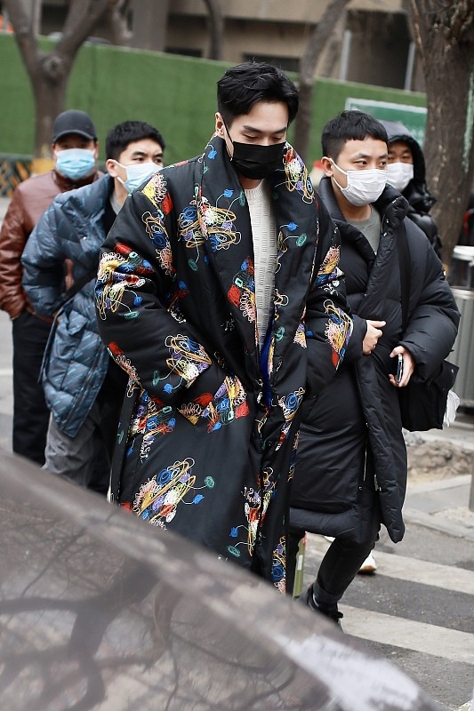 張若昀的身材“沒得說”，身穿黑色印花長棉服好帥氣，個性瀟灑