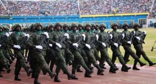 走中國佇列，踢中國正步，喊中文口號，又一箇中非解放軍誕生