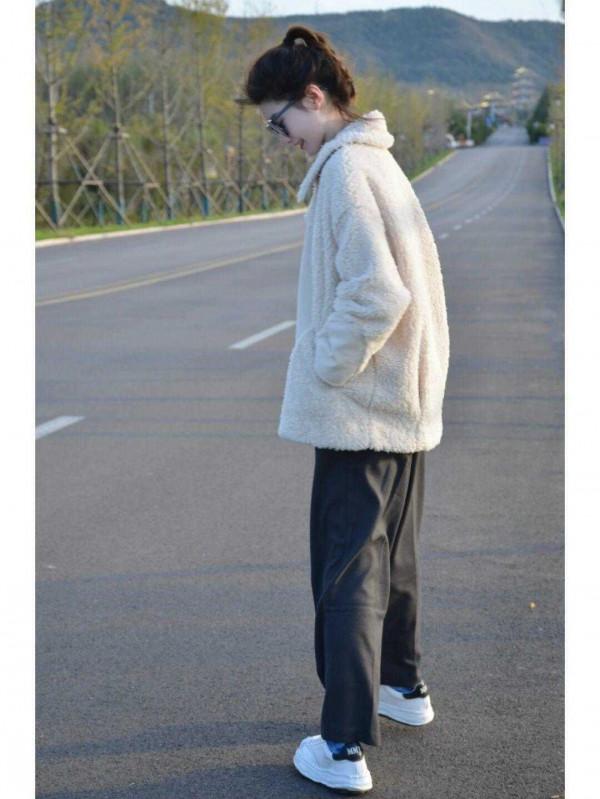 冬天造型不全是沉悶的！學會“上淺下深”的穿法，明豔又減齡