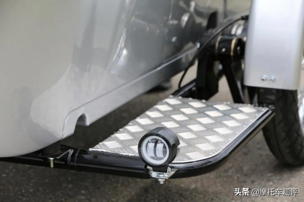 歷時一個月,打造邊三輪Triumph Bonneville T120 歷時一個月,打造邊三輪Triumph Bonneville T120