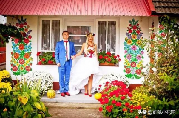 她們把鮮花種在牆上，一不小心這個村莊就美成了童話