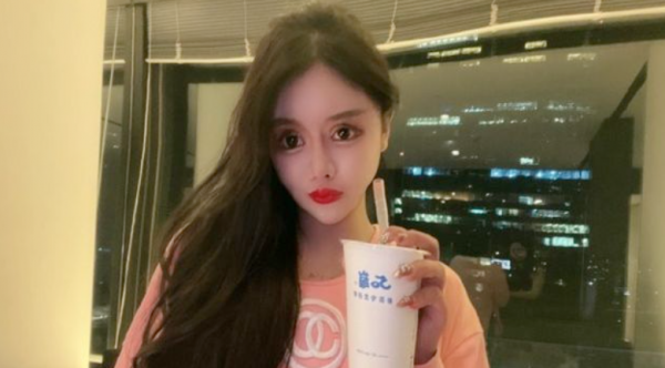 “真人芭比”周楚娜：2年半歷經100多次手術，一張臉抵一輛跑車