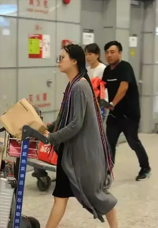 22歲小彩旗現身機場，身材臃腫打扮清奇，叛逆後的她事業毫無進展