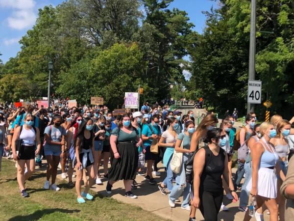 加拿大名校爆發大規模抗議 場面震撼 女生怒爆:被男同學壓床上性侵 加拿大名校爆發大規模抗議 場面震撼 女生怒爆:被男同學壓床上性侵