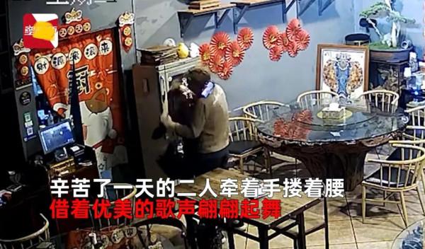 小夫妻凌晨2點關飯館，突然興起摟著腰跳舞，網友：又相信愛情了