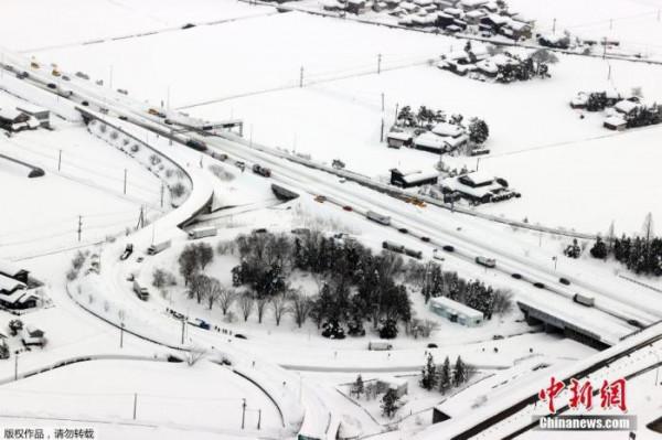 日本多地現破紀錄強降雪 道路難行車龍長度超2公里