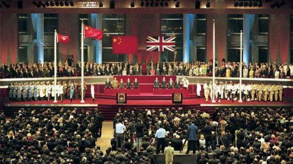 97年香港迴歸，英國搞小動作，旗手朱濤：鼻裡塞棉花，血往嘴裡吸