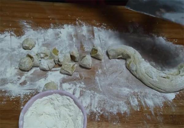 教你在家炸油糕，口感酥脆色澤黃亮，做法簡單，比買的還好吃