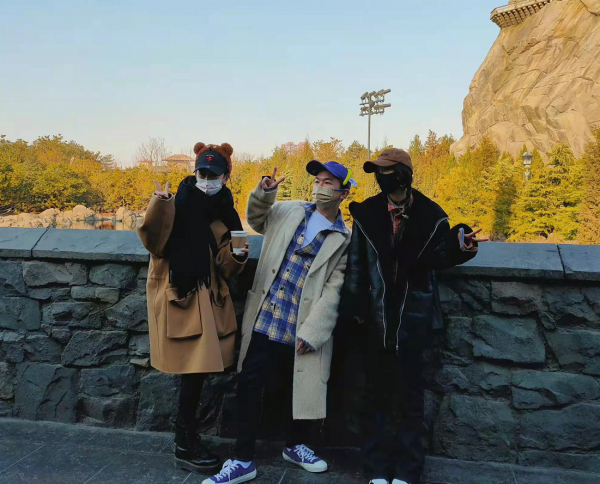 楊冪張大大一起出遊！她穿皮夾克扎麻花辮，比小11歲的宋祖兒還嫩