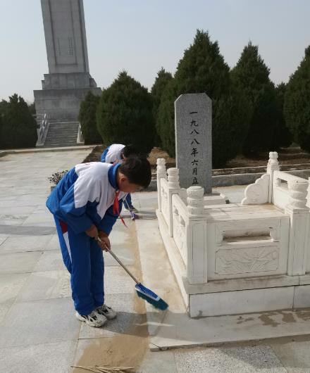 殘忍的敵人，連捅她八刀，腸子被挑出來了，仍然寧死不屈的崔蘭仙