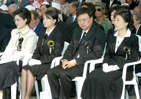 悲情朴槿惠：22歲喪母，27歲喪父，三姐弟鬧矛盾，出獄後無枝可依