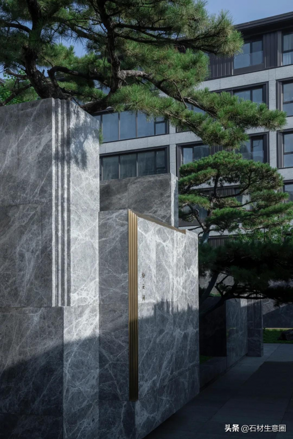 灰色石材營造的住宅美感