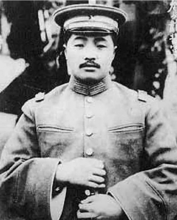 賀龍第四任妻子蹇先任，帶著剛出生18天女兒走長征，離婚後獨居