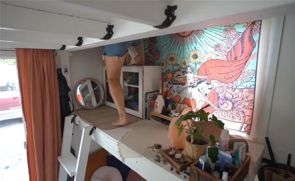 她低價買下10㎡“迷你房”，蝸居日子轉眼已1年，網友：自得其樂