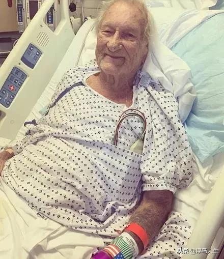 獨居老人突然中風,吉娃娃模仿倒下動作,竟救了他一命... 獨居老人突然中風,吉娃娃模仿倒下動作,竟救了他一命...