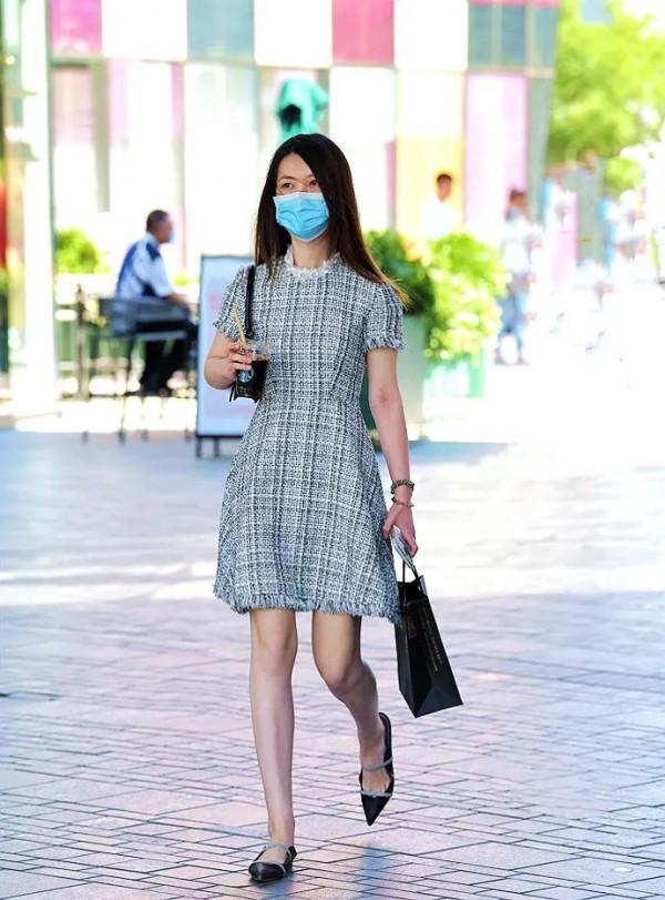 掩飾不住美麗的輕熟風格，女生淺口平底鞋時尚穿搭