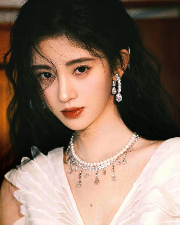 鞠婧禕復古造型眼波流轉 面板白皙透亮氛圍感拉滿