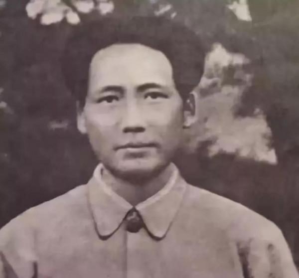 今天，我們懷念偉大領袖毛主席