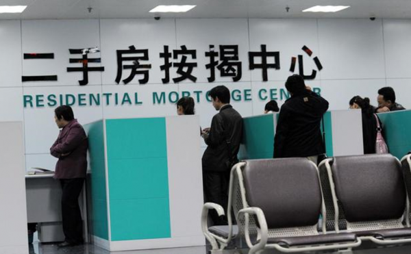 在夫妻雙方離婚時 &comma; 還貸的住宅怎樣辦理過戶呢