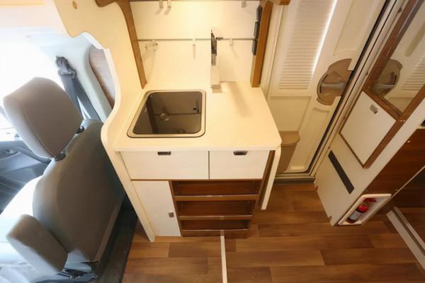 獨闢蹊徑 上裝做文章，輕量化典範，隆翠2號C528玩家版房車