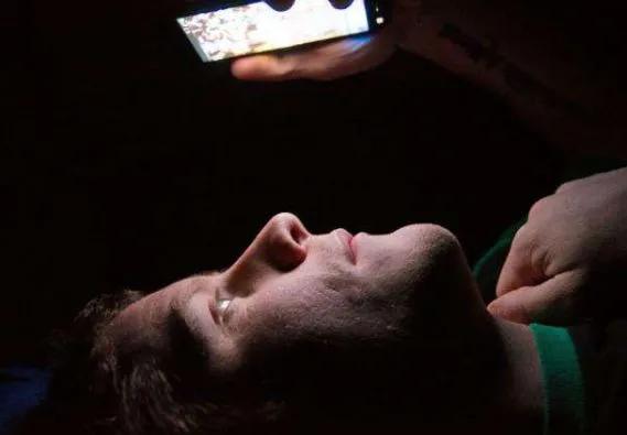 夜晚關燈看手機，尤其注意‼️