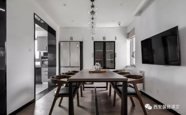 客廳不要傳統，長條桌布局可好？