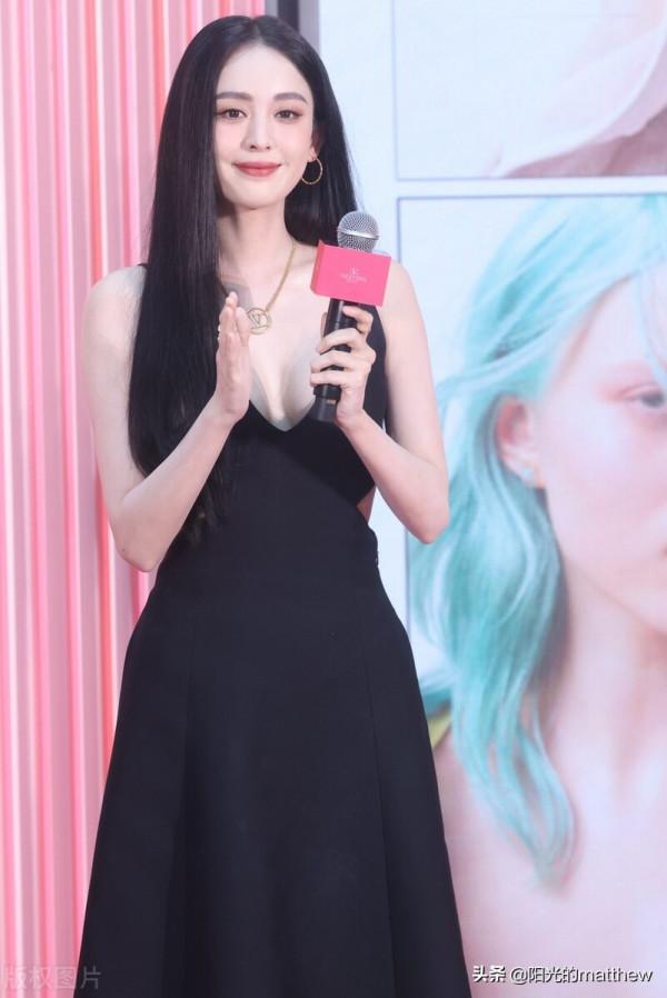 古力娜扎一襲黑色無袖長裙+金色項鍊簡約高階