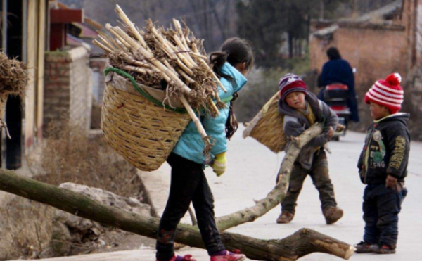 1996年,山東少女為養家三度賣血,死後三個哥哥為她披麻戴孝 1996年,山東少女為養家三度賣血,死後三個哥哥為她披麻戴孝