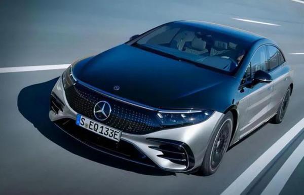 約合人民幣152萬，賓士EQS正式登場，網友：真當國人人傻錢多嗎？