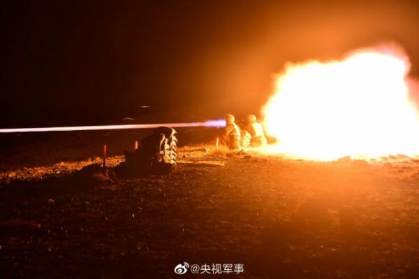 反裝甲火器高原跨晝夜實彈射擊，高畫質大圖看火力全開瞬間