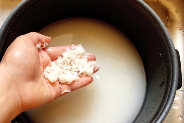 蒸米飯，直接加水蒸就錯啦，教你3個小訣竅，米飯粒粒分明不粘鍋