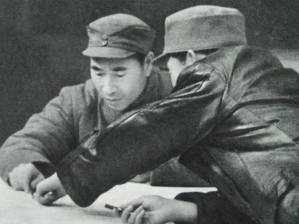 1955年授銜，林彪對劉亞樓的軍銜感到不滿，為他出頭建議授予大將