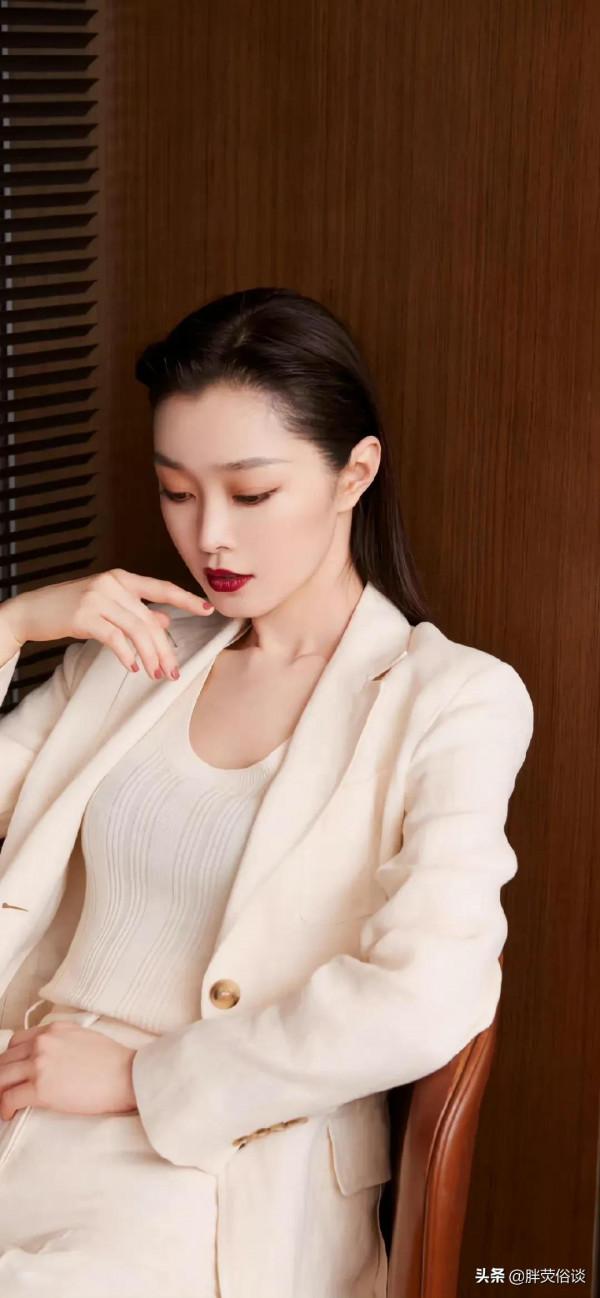 宋軼一套白色西服化身霸道總裁,又美又颯 宋軼一套白色西服化身霸道總裁,又美又颯